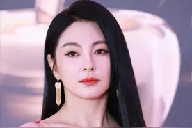 张雨绮带孩子逛迪士尼，一身打扮低调，与前夫离婚已6年独自带娃图片