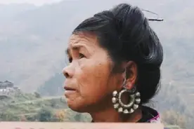 她叫石奶引，是旧版1元纸币上的美女原型，因长太美吸引了摄影师图片