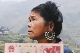 她叫石奶引，是旧版1元纸币上的美女原型，因长太美吸引了摄影师图片