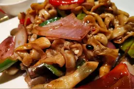 妹妹头一次相亲，点完菜后男生要上洗手间，网友：难怪他脱不了单图片