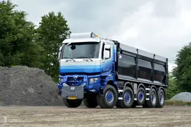 罕见的10x8自卸车，合规能装38吨，这台雷诺堪称基建狂魔图片