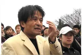 捧红众多明星的毕福剑，时隔八年，一身素衣尽显“沧桑”图片