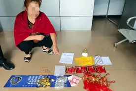 利用高锰酸钾遇水变红原理 女子设“灾祸”骗局骗老年人钱图片