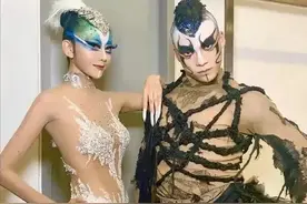 杨丽萍舞蹈又上热搜！眯眯眼，骷髅头，女舞者掏男伴裆部举止奔放图片
