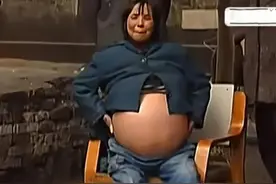 2011年，农村妇女腹大如鼓，因没钱做手术，自己动手用菜刀剖腹图片