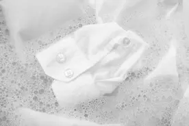 白色衣服发黄别用漂白水了，学会这招，洗完和新买的一样干净图片