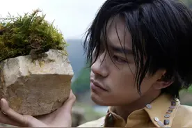 易烊千玺“考编风波”后古装扮相曝光，粉丝说可塑性强，路人说丑图片