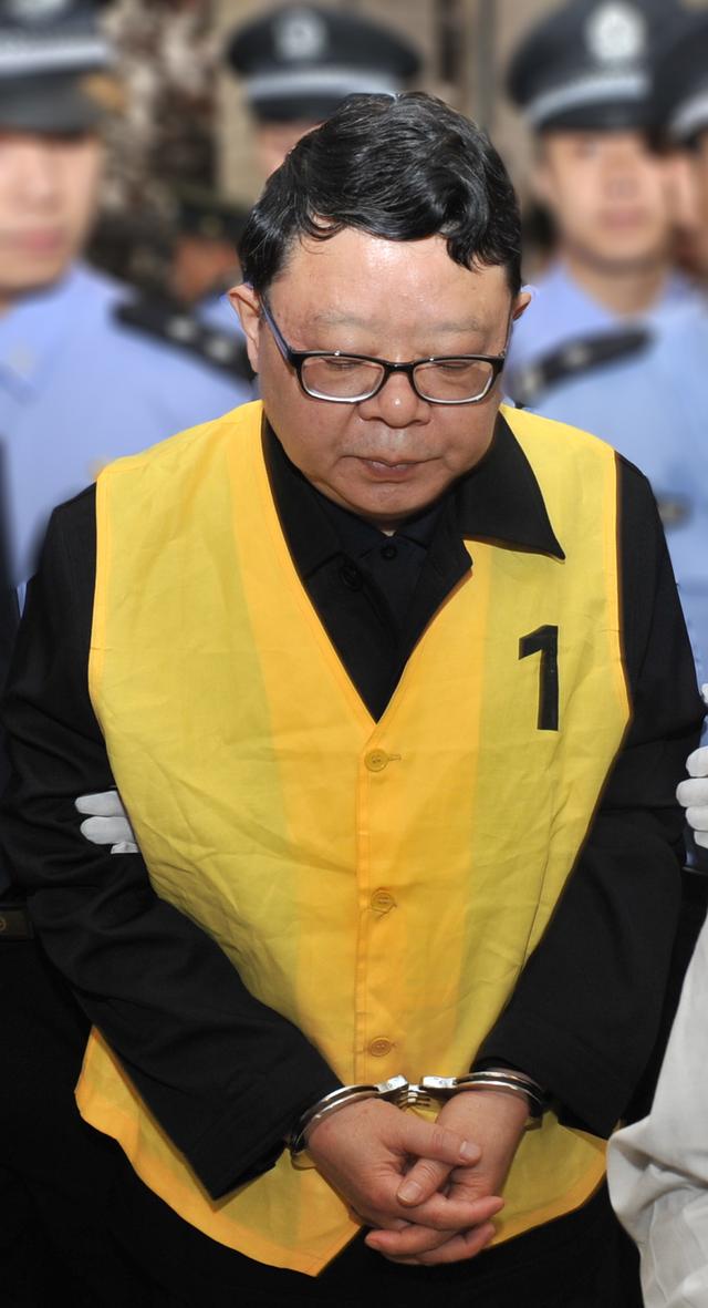 重庆“司法巨贪”文强，交过12名女星，霸占警花10多年