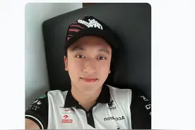 “人字拖”又立功！中国车手周冠宇F1英国站遭遇严重事故后，自拍报平安图片