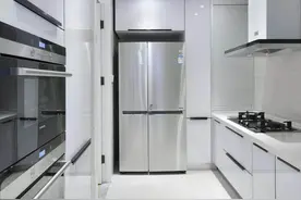 我把冰箱放在厨房里，朋友见了却断定我家既耗电，使用体验还不好图片