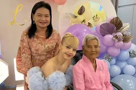 Lisa25岁庆生照，罕见同框外国老爸，颜值原来继承妈妈东南亚面孔图片