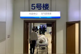 年轻人在网上下单“陪诊”，代陪异地父母看病也找人陪自己去医院图片