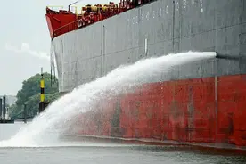 航行中的轮船两侧，为什么一直在向外排水？原来它的作用这么大图片