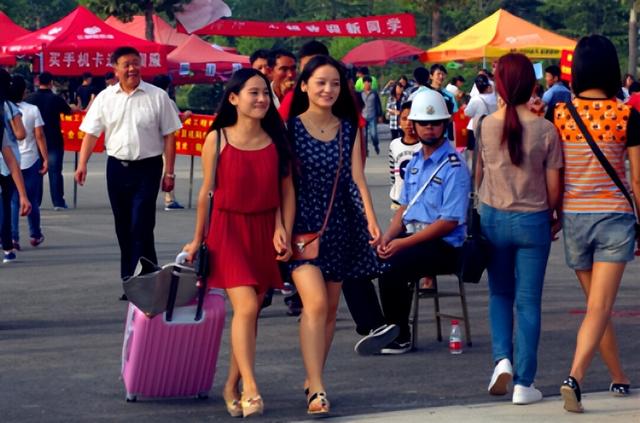 高中学霸班31人考上浙江大学,家长集体包车,一起送学生入校报到