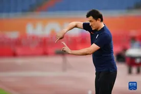 降薪续约！山东泰山续约主帅郝伟给教练组吃定心丸，幅度达到50%图片