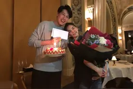 Ella晒全家福庆锡婚，获外籍丈夫送鲜花蛋糕，与5岁劲宝对嘴亲吻图片