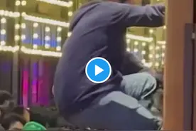 梨泰院惊见“蜘蛛人”21秒爬墙挂招牌上！求生一幕疯传：判断正确图片