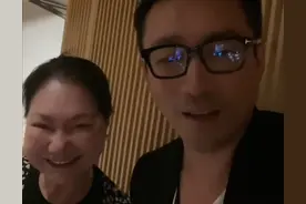 汪小菲赴台为玥儿庆生，和女儿互动对方沉迷玩手机，儿子也显生疏图片