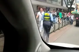 因街拍意外走红的哥伦比亚女警 丰腴性感背影拉满图片