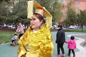 女子热爱古装，用泡面桶和麻袋模仿武则天走红，23家公司求签约图片