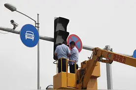 浙江男子家一月用电9000度，剪掉多余电线后，路口红绿灯却灭了！图片