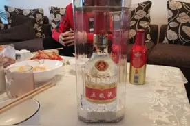 吃晚饭时，经常喝点“白酒”的人，后来身体如何了？早了解早受益图片