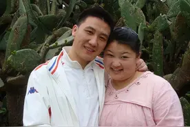胖丫抱怨杨树林：赵本山一个月给8000块，当婚庆主持人一场赚2万图片