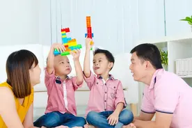 孩子需要陪伴，但不要过度陪伴。自由活动可以帮助孩子更好地成长图片