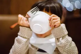 警惕“夺命碗”！1岁女童使用后患上白血病，你家可能正在用图片