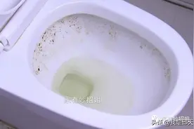 马桶脏了不用洗，用一个废旧的旧口罩，半个月不刷，还依旧干净图片