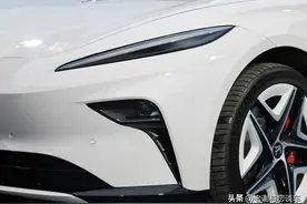 整车双层隔音，配电吸门、3.7秒破百、续航666Km，它就是飞凡F7图片