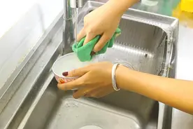 洗洁精是“害人精”，清水冲不干净，是真的吗？实验告诉你真相图片