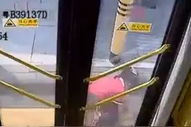 因关门过快，6岁女孩下公交被夹摔倒致骨折，公交公司：女孩没有被拖行，当事司机已被停班图片