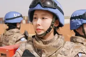 女兵换穿21式军装，太飒啦图片