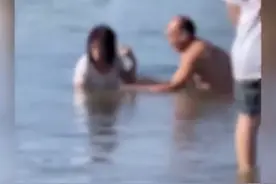 为老不尊？河南一大爷以“教游泳”为借口偷摸女孩，目击者称专挑女孩下手！ 律师：老人已构成强制猥亵行为！图片