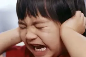 孩子耳朵进虫子了，妈妈这种处理方式挽救了孩子听力，医生都夸赞图片
