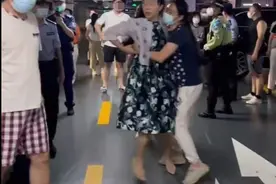 各方都回应了，“宾利姐”车位闹剧真相大白，碰瓷男子身份也曝光图片