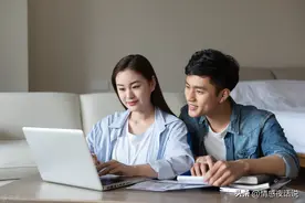 婆婆让我吃剩菜。离婚后，我看到了前夫的朋友圈。我笑着夸她图片