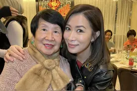 吴君如为母亲摆寿宴，古天乐佘诗曼赞助抽奖金，70人出席场面热闹图片