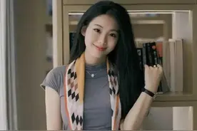 妩媚动人且庄重大方的美女：“远山眉黛长，细柳腰肢袅”图片