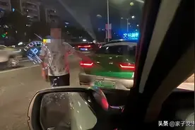 一男子斑马线停车礼让行人，却被后车鸣笛催促，还被对方逼停后下车辱骂、吐口水。事后，该司机被警方找到。图片