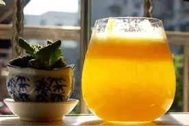 每天早上都喝一杯鲜榨果汁，排毒养颜、抗衰老？辟谣：可信度很低图片