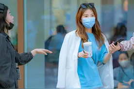 蓝色T恤搭配白色鞋袜，小姐姐时尚的穿搭对街拍摄影师很有吸引力图片
