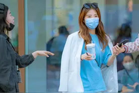 蓝色T恤搭配白色鞋袜，小姐姐时尚的穿搭对街拍摄影师很有吸引力图片