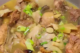 入伏遇到鸡肉别手软，营养高，比牛羊肉香，好吃不上火，做汤鲜美图片