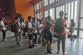 曾因不雅照毁掉漫展风评的小尤奈，却成外网顶级Coser，网友怒了图片