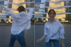 左小青在街边跳舞？挥舞双手扭腰不顾形象！解开衬衫露出锁骨图片