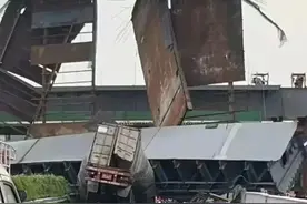 突发！一高架桥垮塌，瞬间砸中路过车辆图片