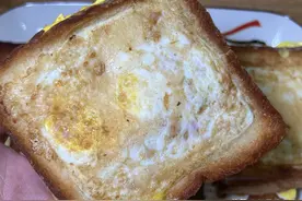 用吐司面包，鸡蛋做简单美味的早餐，外皮金黄，加火腿看着都好吃图片