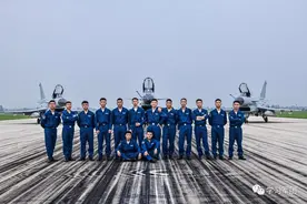 首批歼-10飞行学员结业，奔赴一线作战部队图片